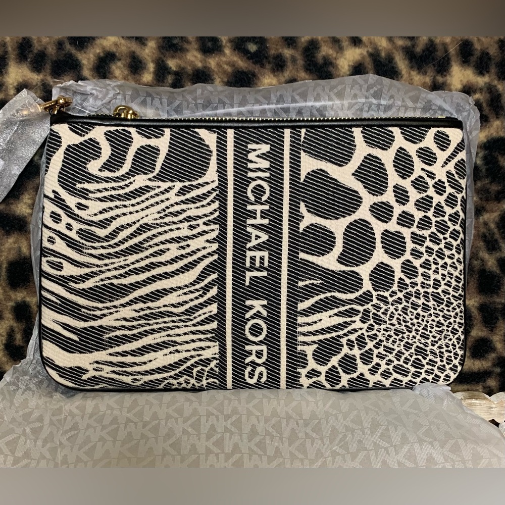 NWT MICHAEL KORS Large Jet Set Charm Signature Logo Wristlet/Pouch